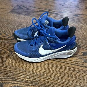 Boys Nike Blue Star Runner Athletic Sneakers (Big Boys size 5Y)